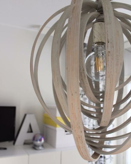 Lampadario cerchi di legno marrone design per cucina moderna