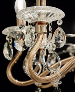Grande lampadario classico 8 bracci in cristallo e metallo oro con pendenti