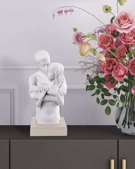 Soprammobile scultura da tavolo innamorati gesso nocciola design moderna