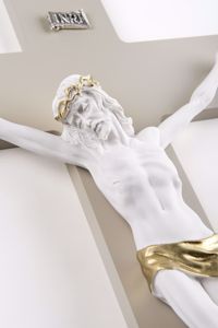 Crocifisso da parete 48x30 cristo marmorino bianco oro croce nocciola