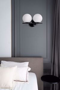 Jugen sforzin miloox lampada nera da parete per camera da letto due sfere vetro