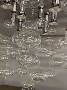 Lampadario per scala verticale cromo lucido cascata bolle vetro trasparente