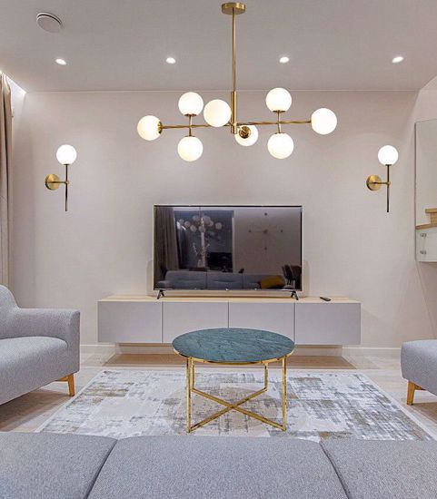 Lampadario oro sfere vetro bianco per soggiorno moderno