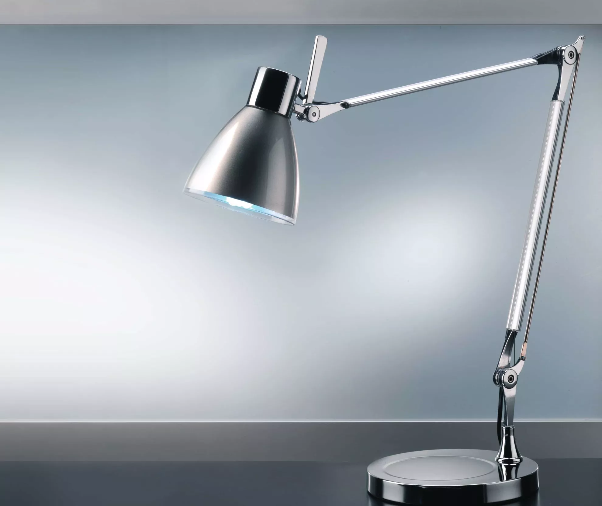 Universo Lampada da scrivania con braccio snodabile luce da tavolo in  metallo orientabile attacco per lampadine E27 per casa ufficio cameretta  LAM-D11 (Nero) A77 : : Illuminazione