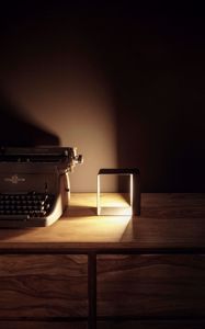 Lampada da scrivania linea light dama senza fili cavo usb metallo nero moderno