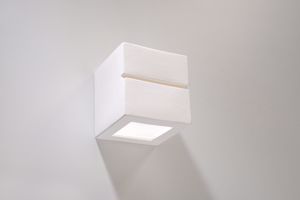 Applique cubo di gesso bianco tagli di luce per interni