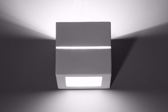 Applique cubo di gesso bianco tagli di luce per interni
