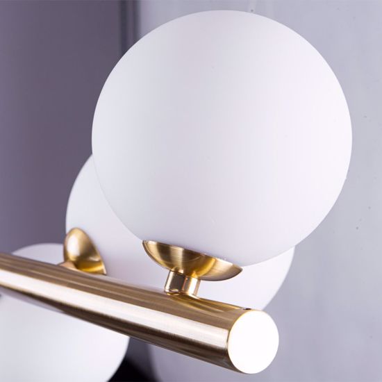 Lampadario oro ottone sfere vetro bianco per soggiorno moderno