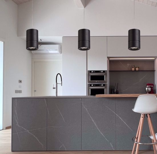 Sospensione pendente cilindro nero per bancone isola cucina moderna