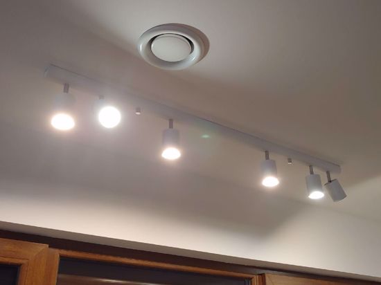 Spot da soffitto binario bianco con 6 luci faretti led orientabili gu10