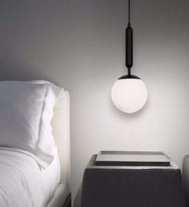 Lampadario pendente nero sfera bianca per comodini camera da letto moderna