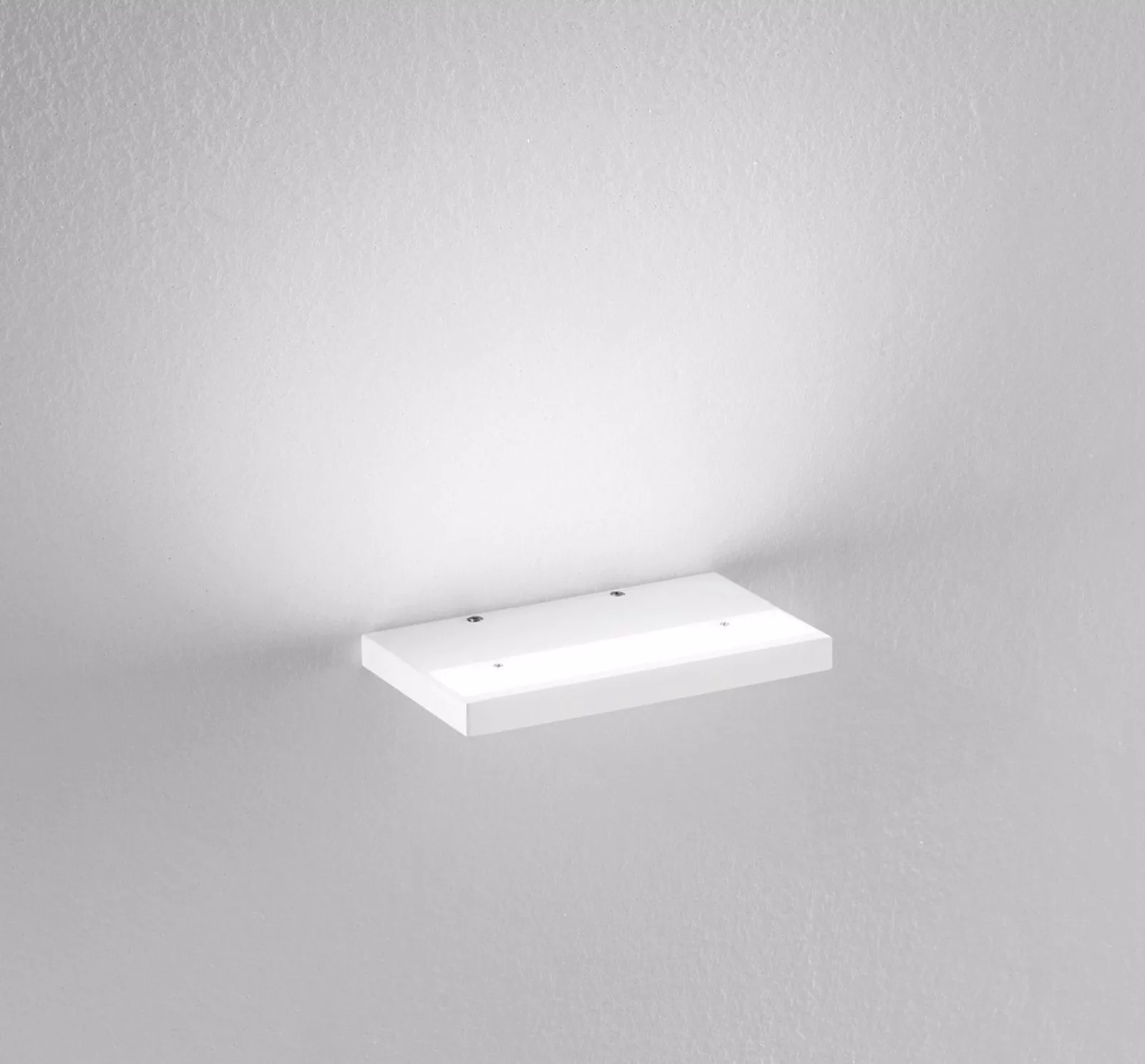 Mensola in metallo laccato bianco con luce LED integrata.