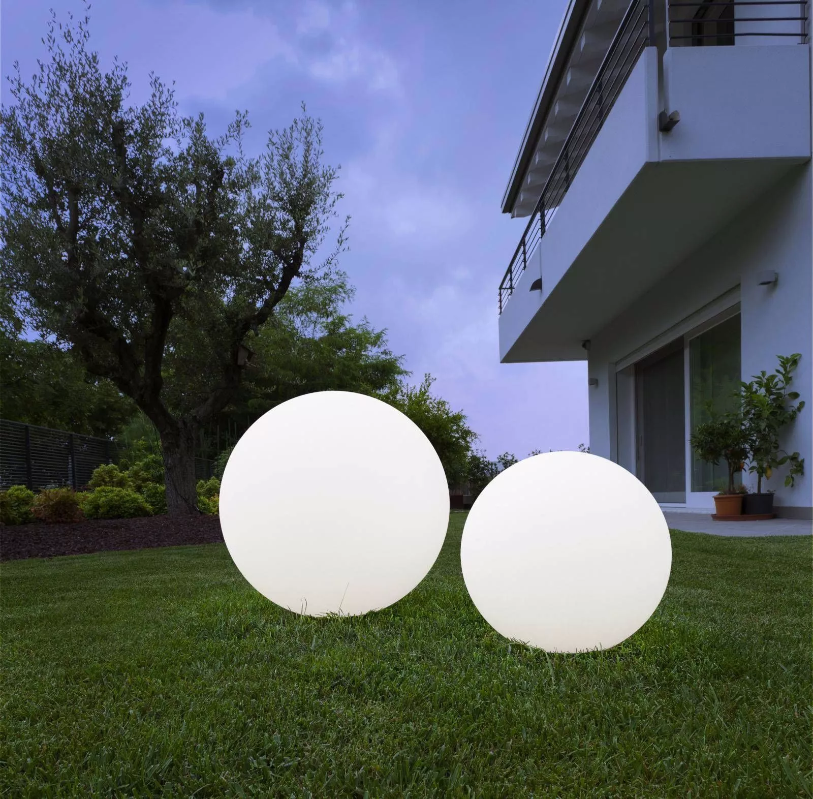 Lampada da terra per giardino esterni sfera 38cm ip65 bianca linea light  oh! garden - 16160