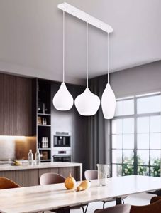 Lampadario per tavolo da cucina moderna tre luci vetri bianchi