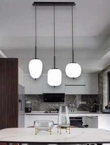 Lampadario nero per tavolo da cucina moderna tre luci vetri bianchi
