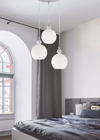 Lampadario tre luci vetri bianchi pendenti per camera da letto moderna