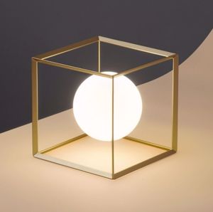 Abat jour cube perenz da comodino gabbia oro sfera vetro bianco