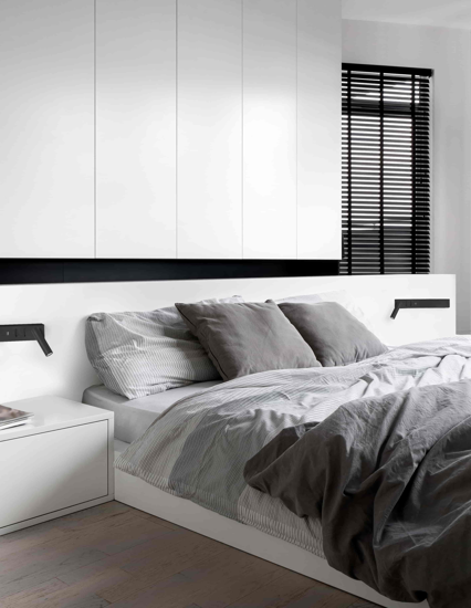 Applique multifunzione destro nero per comodini camera da letto moderna