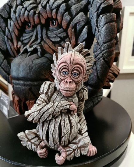Scultura cucciolo orango tango albino