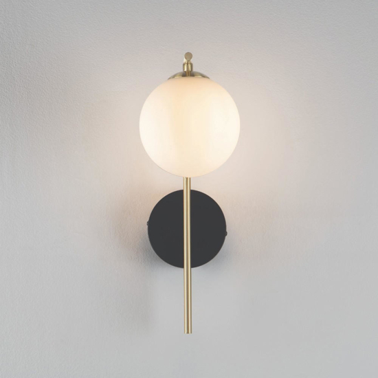 Applique nero oro sfera di vetro bianco per soggiorno