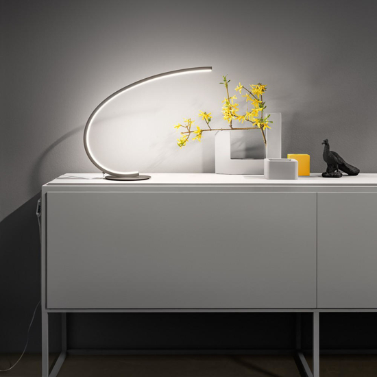 Lampada da scrivania iole gea luce design moderna titanio led 3000k