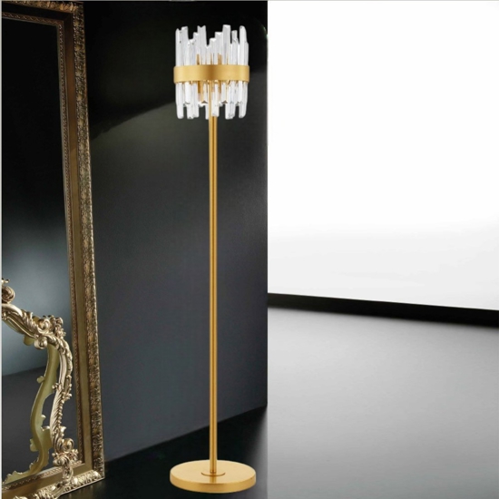 Lampada da terra elegante contemporanea in cristallo e finitura ottone