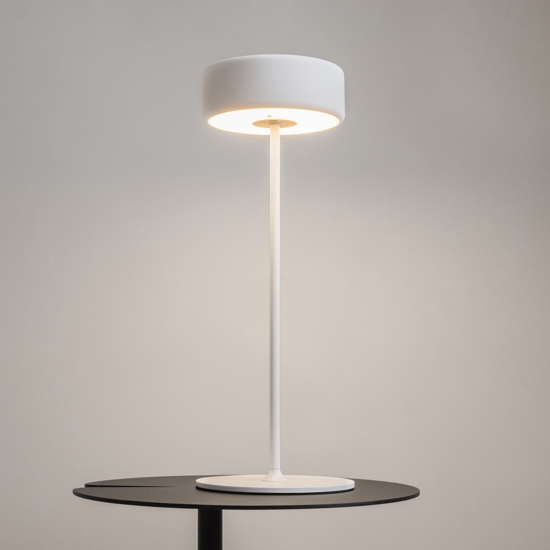Lampada da tavolo portatile maytoni bianca led da 2200k a 4000k per esterno