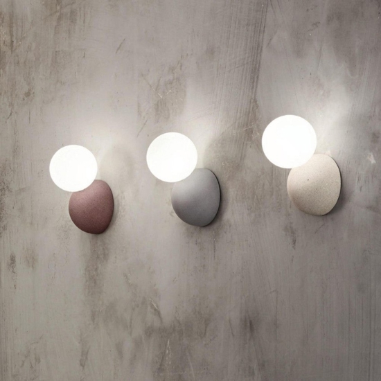 Ondaluce rock applique cemento bianco sfera vetro bianco