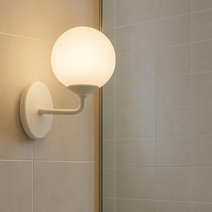 Applique bianca da bagno con boccia di vetro moderna
