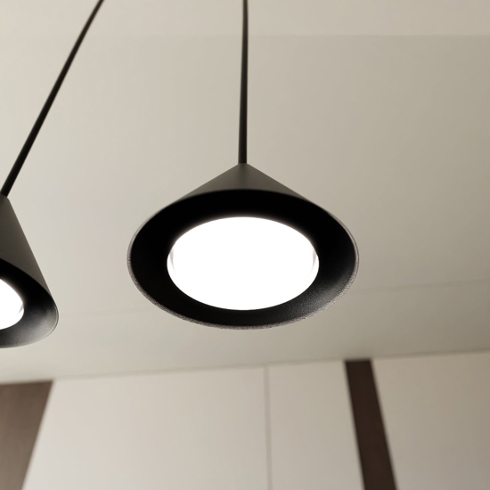 Lampada cono nero per isola moderna