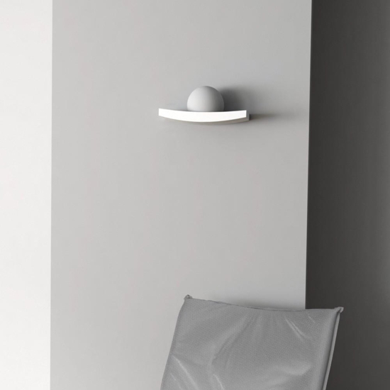 Lampada da parete in gesso bianco sfera di vetro moderna