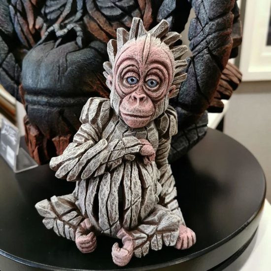 Scultura cucciolo orango tango albino edge sculture