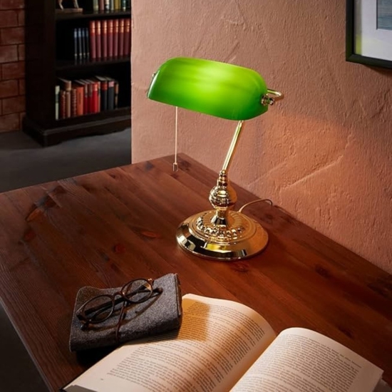 Lampada classica da scrivania churchill ottone vetro verde con cordicella eglo banker