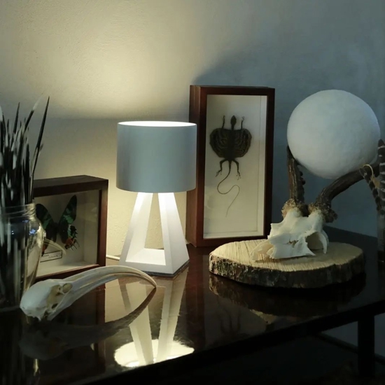Abat-jour da comodino bianco led 8.4w 3000k touch dimmer vivida pup metal