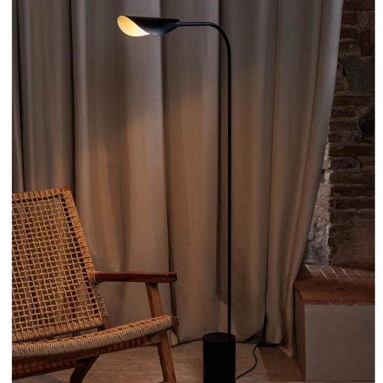 Piantana da terra metallo nero orientabile design moderno