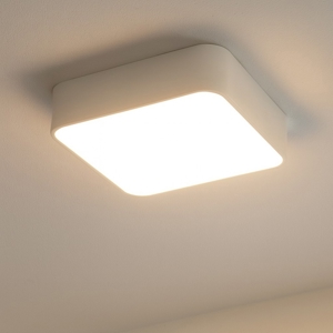 Plafoniera quadrata per cucina di colore bianco