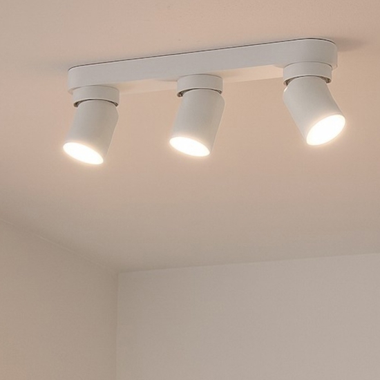Plafoniera da cucina bianca con 3 luci orientabili