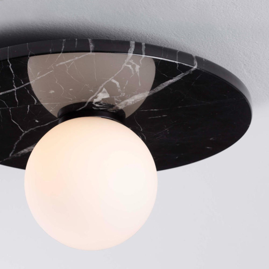 Plafoniera dor marmo nero con sfera di vetro bianco moderna