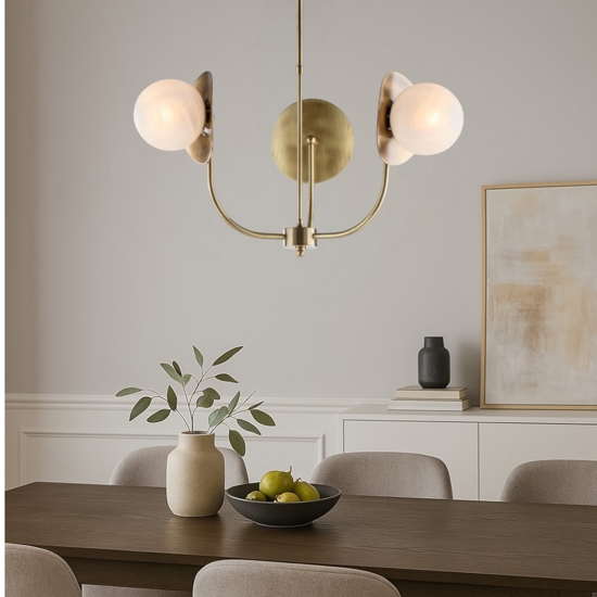 Lampadario oro ottone sfere vetro bianco