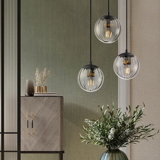 Lampadario da cucina con 3 sfere pendenti in vetro fume'