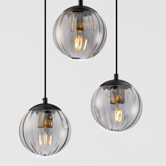 Lampadario da cucina con 3 sfere pendenti in vetro fume'