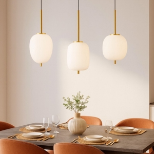 Lampadario dorato con sfere di vetro bianco per sala