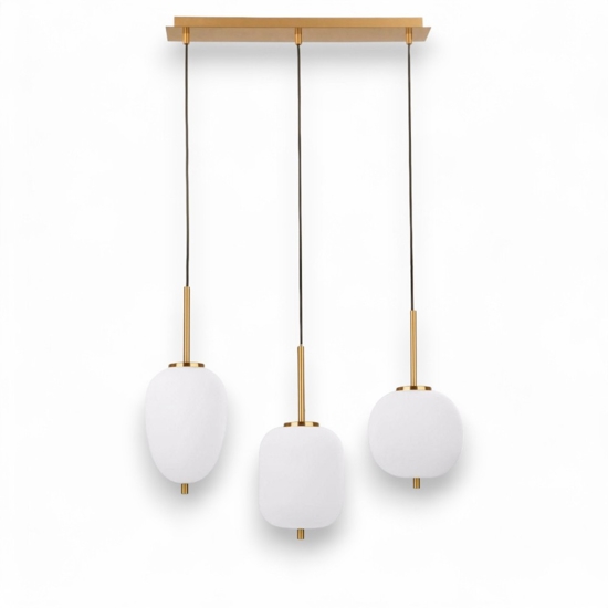 Lampadario dorato con sfere di vetro bianco per sala