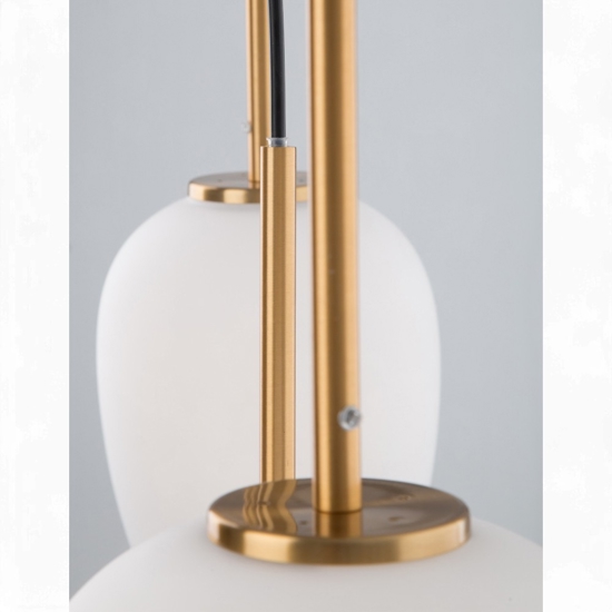 Lampadario dorato con sfere di vetro bianco per sala