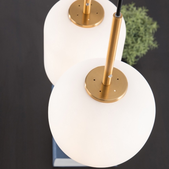 Lampadario dorato con sfere di vetro bianco per sala