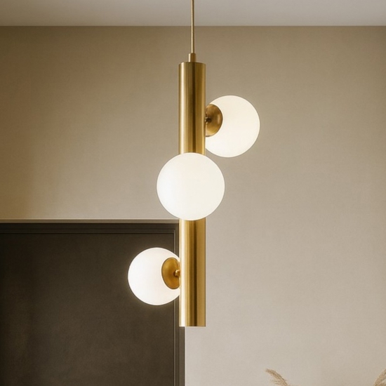Lampadario moderno verticale oro tre vetri bianchi