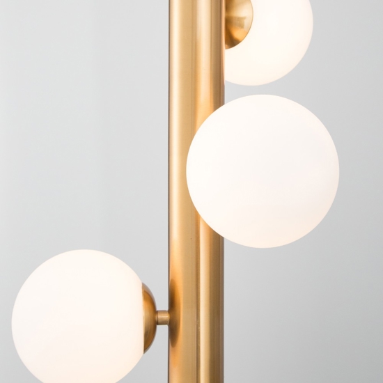Lampadario moderno verticale oro tre vetri bianchi