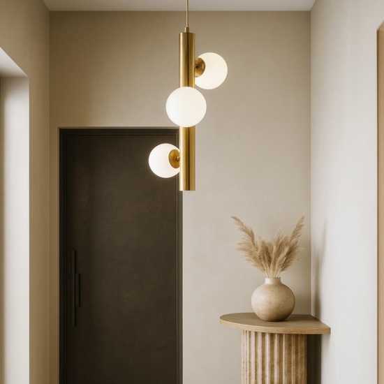 Lampadario moderno verticale oro tre vetri bianchi