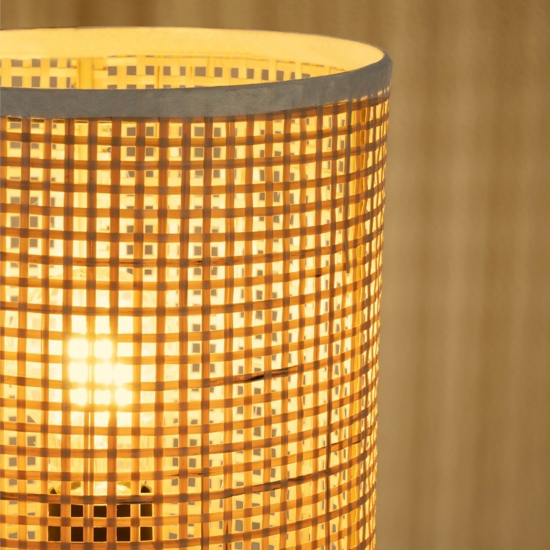Lampada da tavolo cilindrica in rattan intrecciato