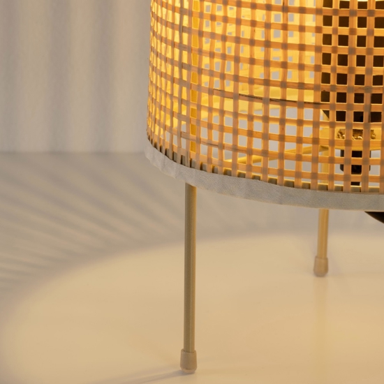 Lampada da tavolo cilindrica in rattan intrecciato